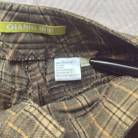 3/$10 Gianni Bini Green Plaid Belted Shorts - Picture 4 of 6